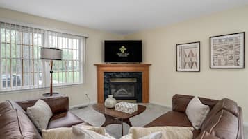 Älytelevisio, takka, pöytätennispöytä