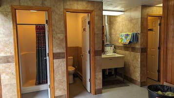 Regadera, toallas, jabón, papel de baño