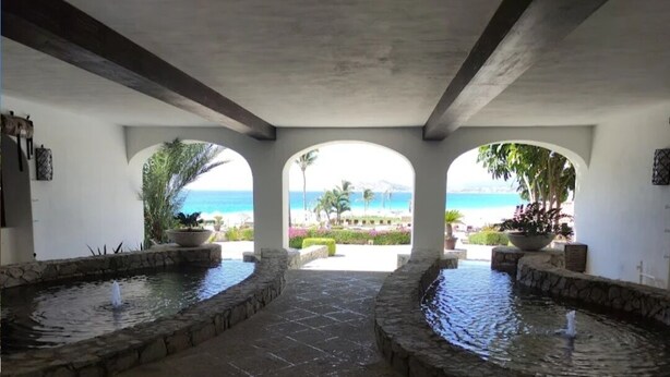 A covered outdoor area with a view of the beach, stone fountains, and potted plants. - ZOËTRY CASA DEL MAR 6 rounds Golf clinic/Spa/Wild Canyon/Wine & Cheese/Catamaran (San José del Cabo)