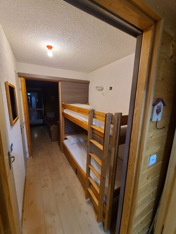 2 Schlafzimmer, Bügeleisen/Bügelbrett