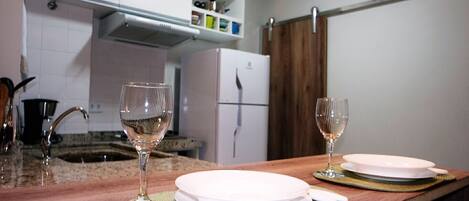 Kühlschrank, Mikrowelle, Herdplatte, Kochgeschirr/Geschirr/Besteck