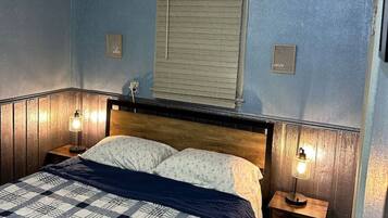 1 bedroom, desk, WiFi, bed sheets