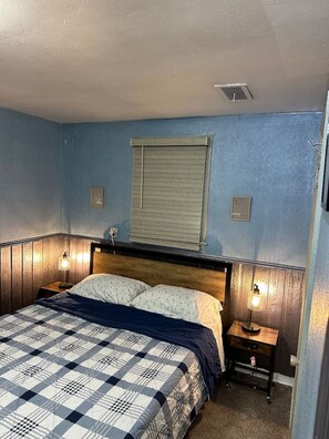 1 bedroom, desk, WiFi, bed sheets