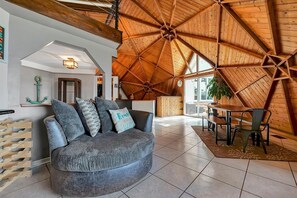 Smart TV, chimenea, impresora