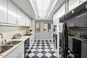 Fridge, microwave, oven, stovetop - Beautiful Home by Rice, Med Ctr, Museums (Houston)