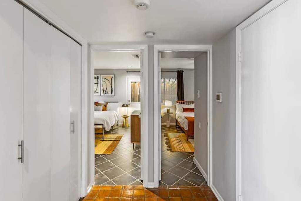 3 slaapkamers, een kluis op de kamer, een bureau