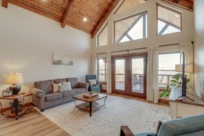 TV, books - Spacious Harrison Vacation Rental w/ Deck & Views! (Harrison)