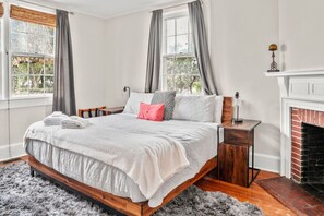 3 dormitorios, escritorio, tabla de planchar con plancha y cuna de viaje