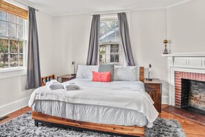 3 habitaciones, escritorio y tabla de planchar con plancha 