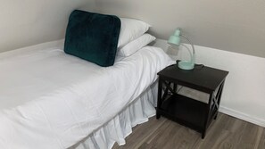 3 sovrum, skrivbord, strykjärn/strykbräda och resesäng