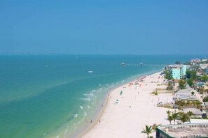 Fort Myers Beach is only a short drive away! - Tropical Paradise in BEST LOCATION! Walk to everything! Heated pool! (Cape Coral)