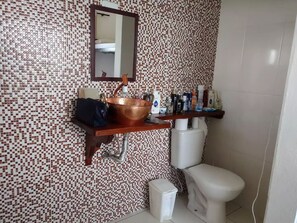 Asciugamani, sapone, shampoo, carta igienica