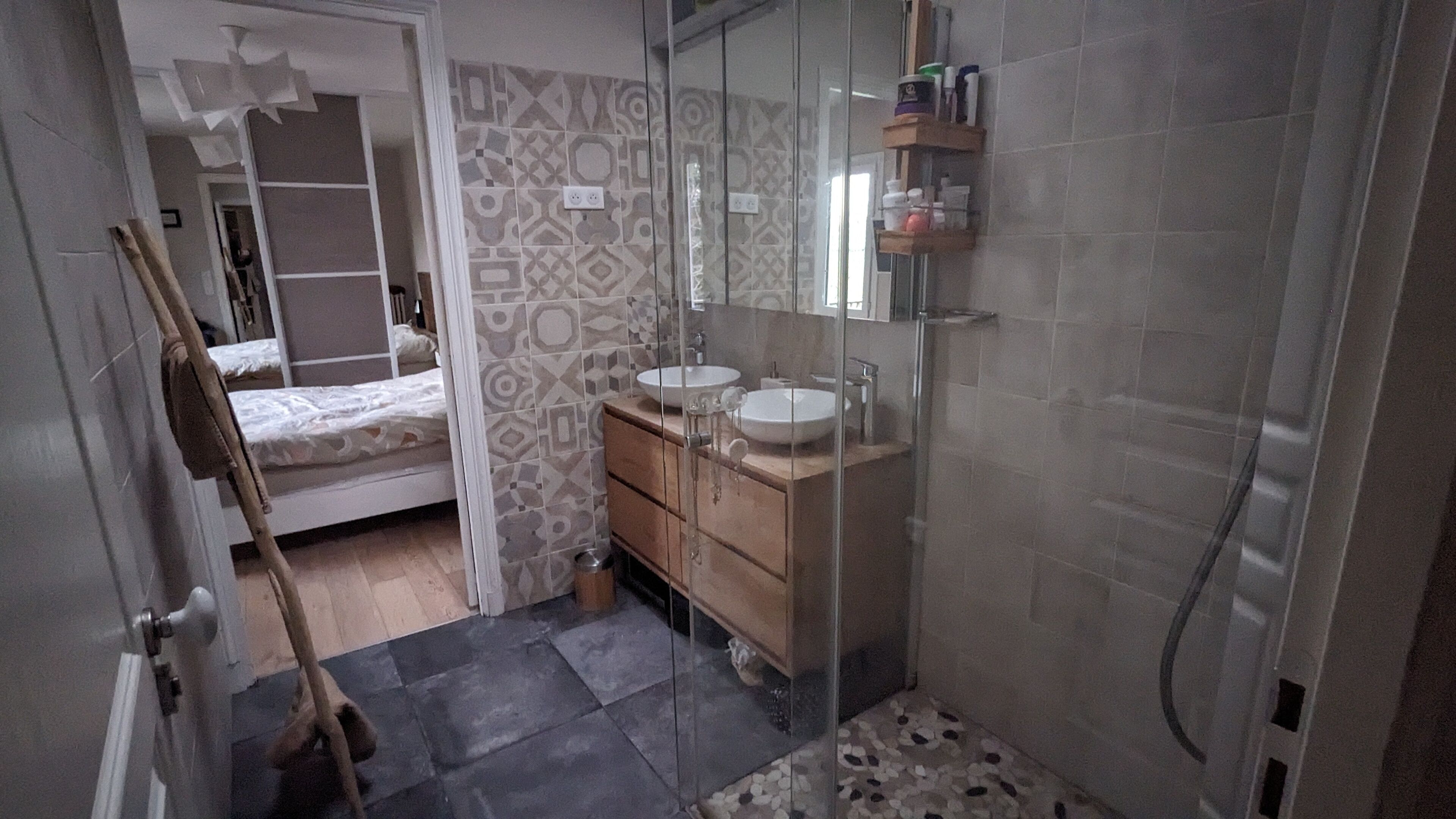 Douche, sèche-cheveux, serviettes fournies, savon
