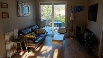 Smart-tv, een open haard, videospelletjes en een dvd-speler