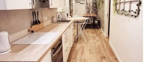 Frigorifero, microonde, forno, piano cottura