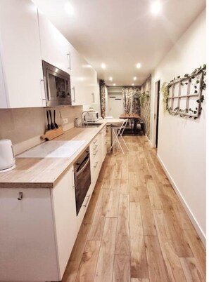 Kjøleskap, mikrobølgeovn, ovn og kokeplater