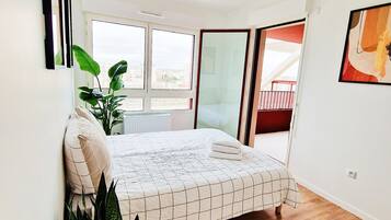 2 chambres, coffres-forts dans les chambres, bureau