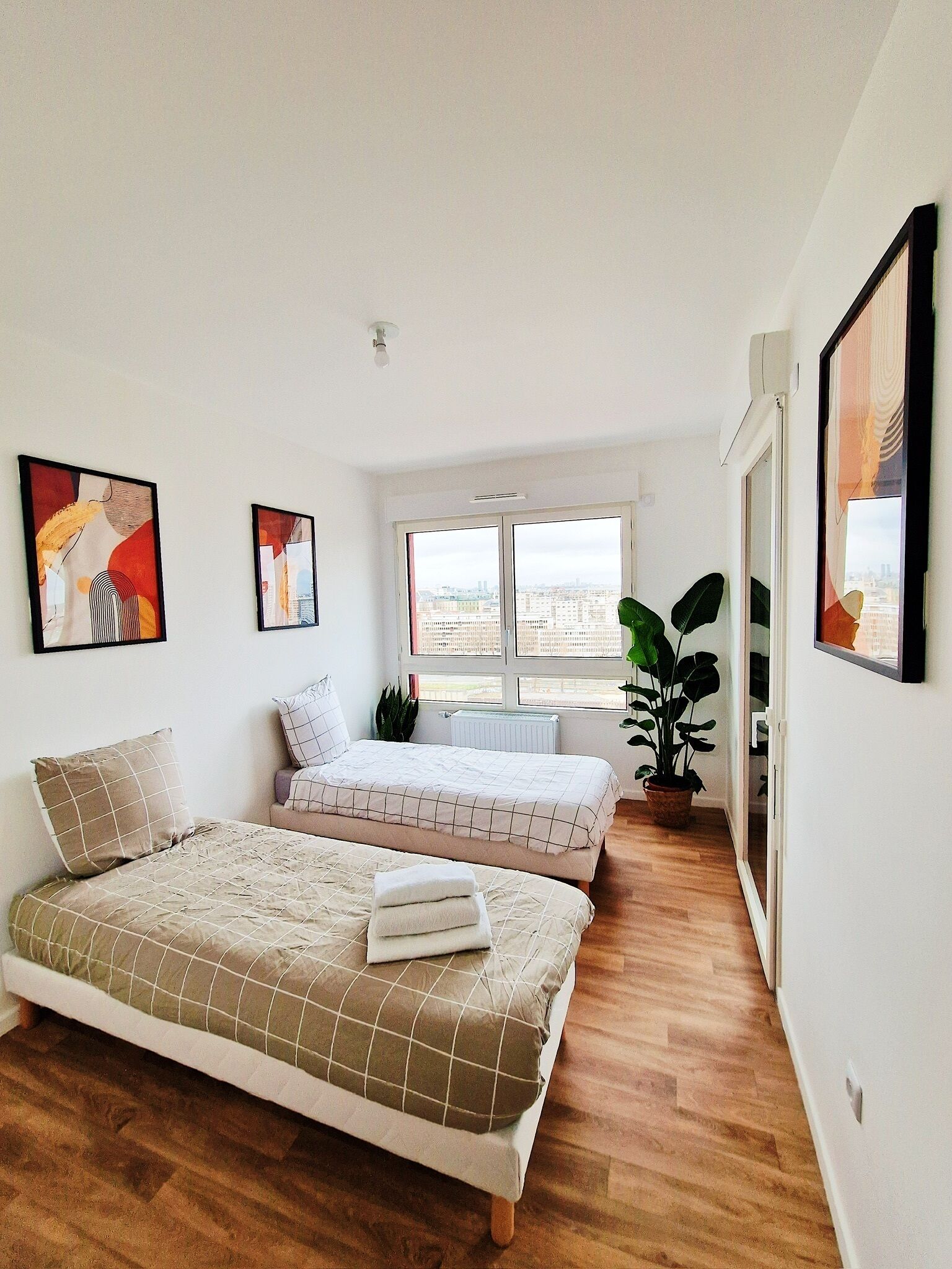 2 chambres, coffres-forts dans les chambres, bureau