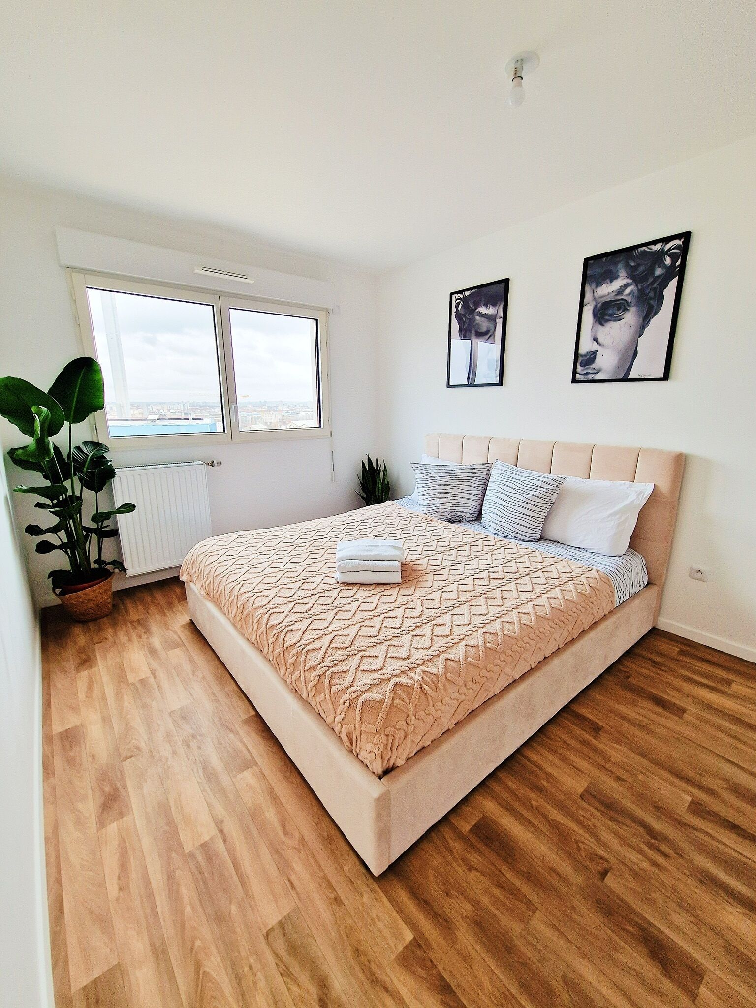 2 chambres, coffres-forts dans les chambres, bureau