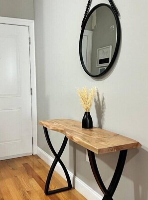 Interior - Beautiful luxury Apartment- Wall Art- Newark
(Newark)