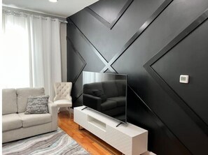 Living area - Beautiful luxury Apartment- Wall Art- Newark
(Newark)