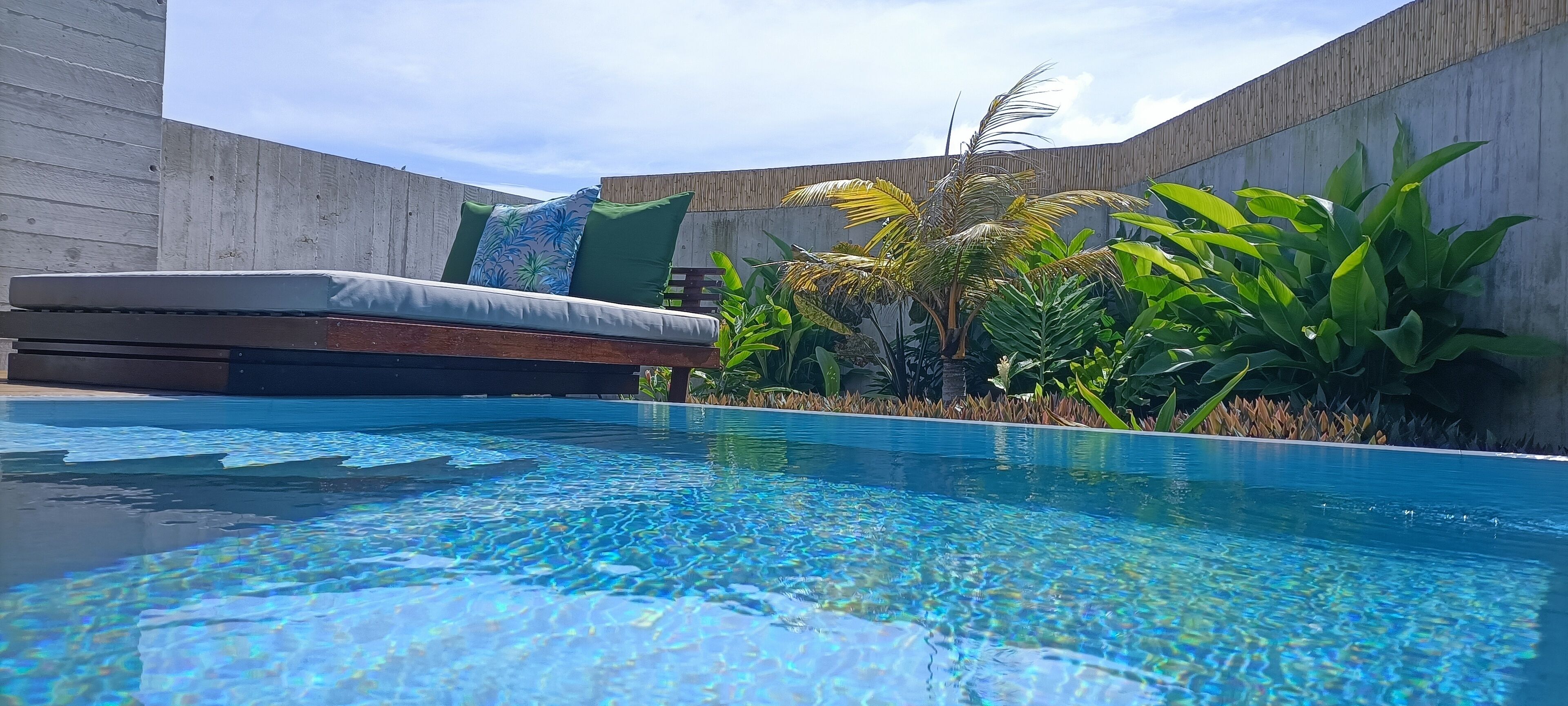 3 piscines extérieures, chaises longues