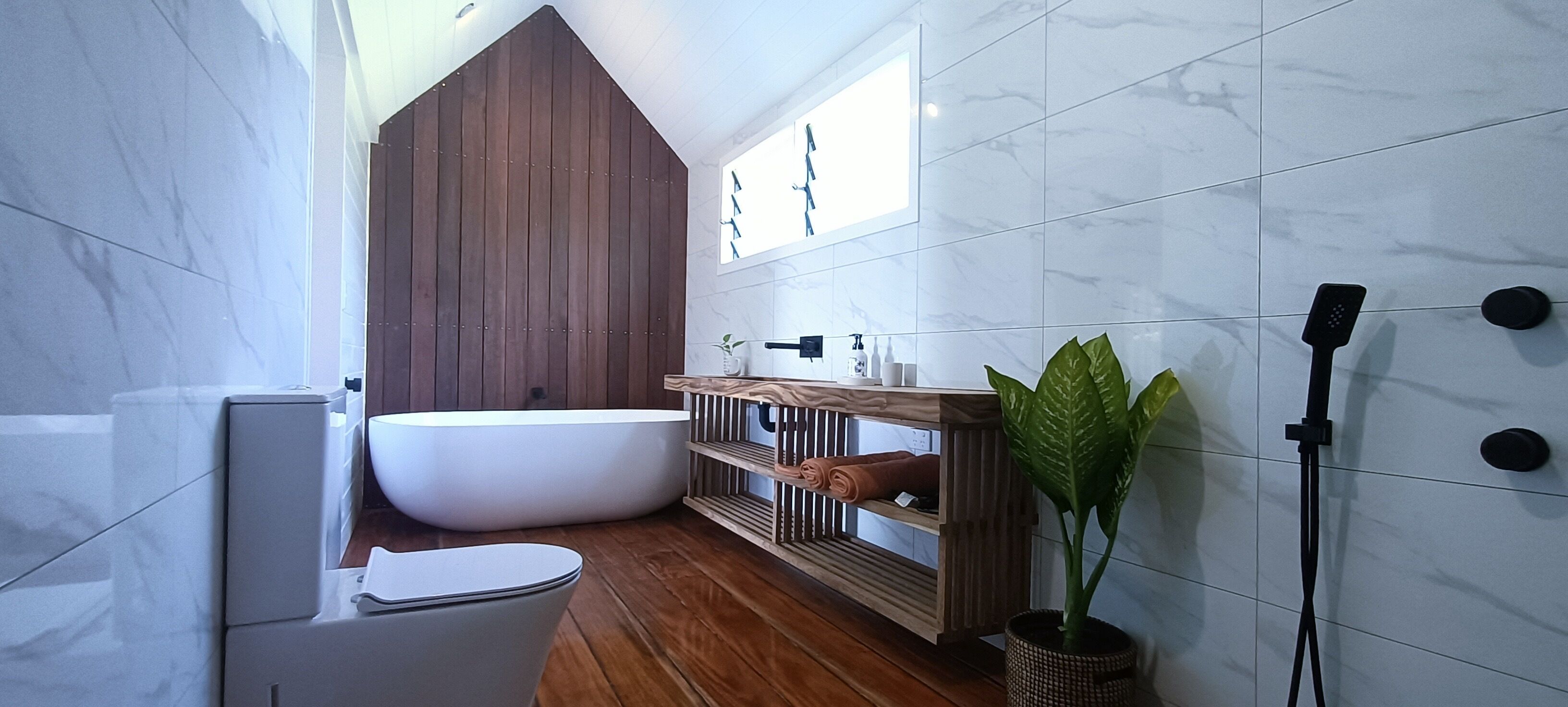 Studiosuite (The View) | Badezimmer | Dusche, Regendusche, Handtücher