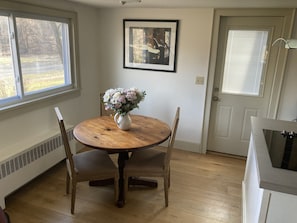 Dining - Remodeled Unit #2, 7 min to Great Barrington, 12 min to Ski Resorts & Trails (Sheffield)