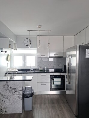 Geladeira, micro-ondas, fogão, cooktop