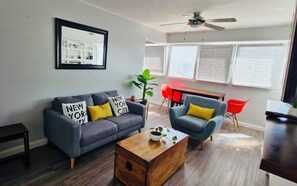 Smart TV, libri, monitor per computer
