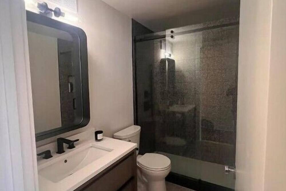 Lovely Two Bedroom Condo w\/ Pool\n