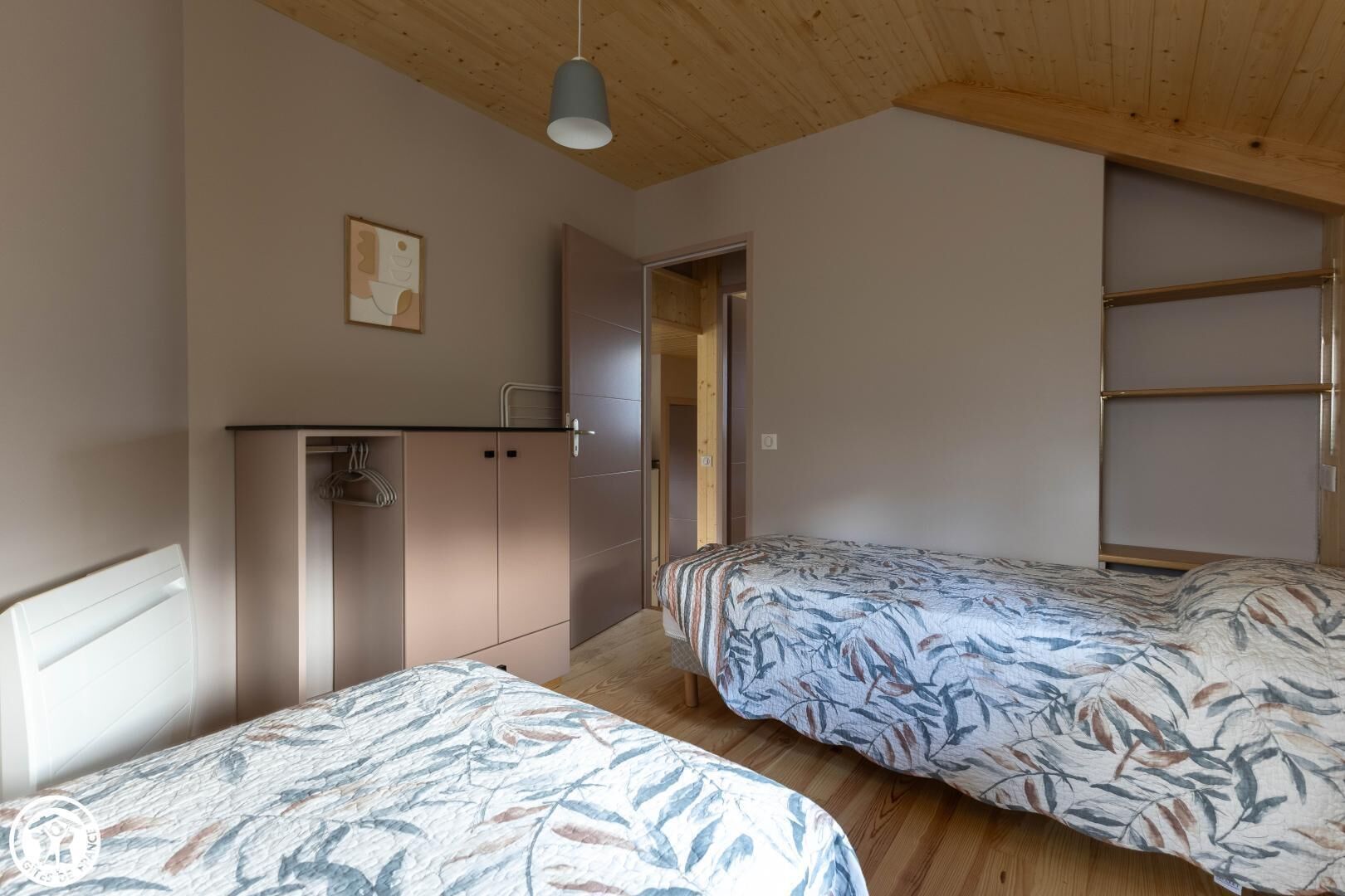 2 室のベッドルーム、WiFi (無料)