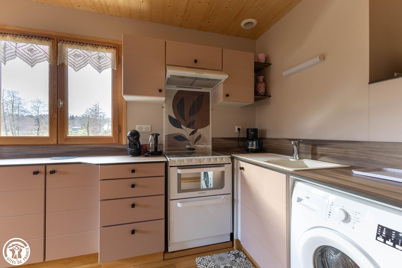 Een koelkast, een magnetron, een oven, een vaatwasser