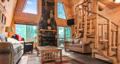 Cabin close to the slopes! Wifi, fireplace, and hot tub