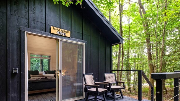 Terrace/patio - Couples’ Glamping Cabin - Bearly Behaving (Transylvania County)