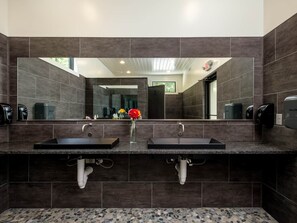 Douche, serviettes fournies