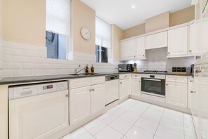 Fridge, microwave, oven, dishwasher - 3BD Berkeley Sq Mayfair London - Sleeps 6 (Greater London)