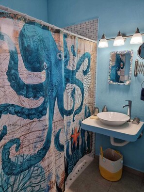 Dusche, Haartrockner, Handtücher, Seife