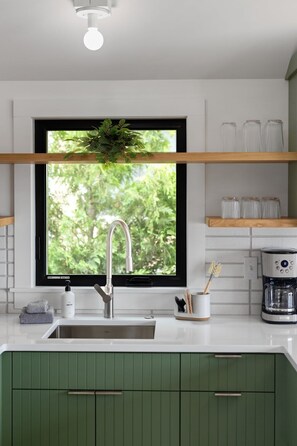 Een koelkast, een magnetron, een oven, een kookplaat