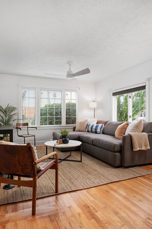 Televisie, een dvd-speler en een kantoor