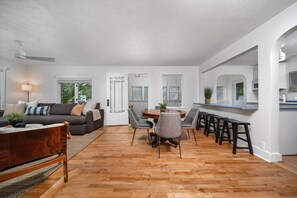 TV, DVD player, offices - Shoreline Suite 15 Su (Traverse City)