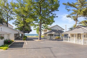 Property grounds - Lighthouse Condo 10-Renovated Bathroom in 2025! (Traverse City)