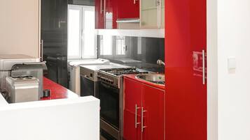 Een koelkast, een microgolfoven, een oven, een kookplaat