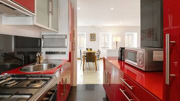 Een koelkast, een microgolfoven, een oven, een kookplaat