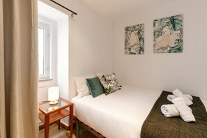 2 bedrooms, iron/ironing board, travel cot, Internet