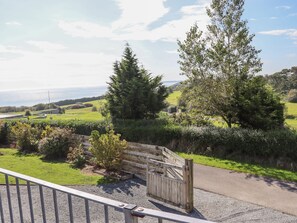 Property grounds - SEAFIELD, pet friendly, with open fire in Ballymoney, County Wexford (Ballymoney)