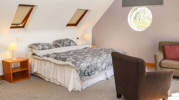 5 bedrooms, travel crib, WiFi