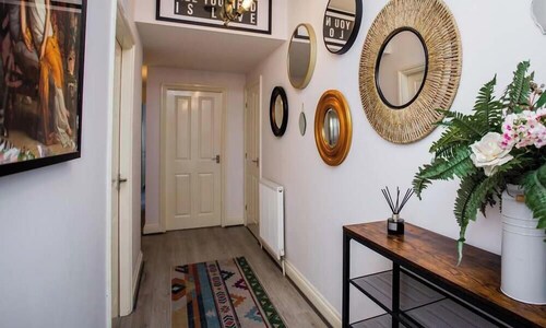 Stylish Cosy Two Bed Apartment - Coast Location