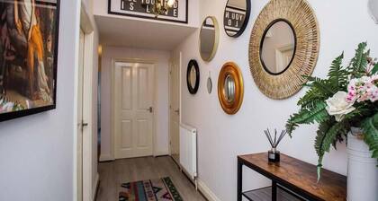 Stylish Cosy Two Bed Apartment - Coast Location