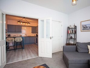 Un appartement moderne comprenant une cuisine, un coin repas et un salon.